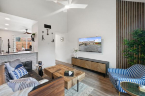Contemporary Couples Getaway Near Austin Favorites - Loft 21